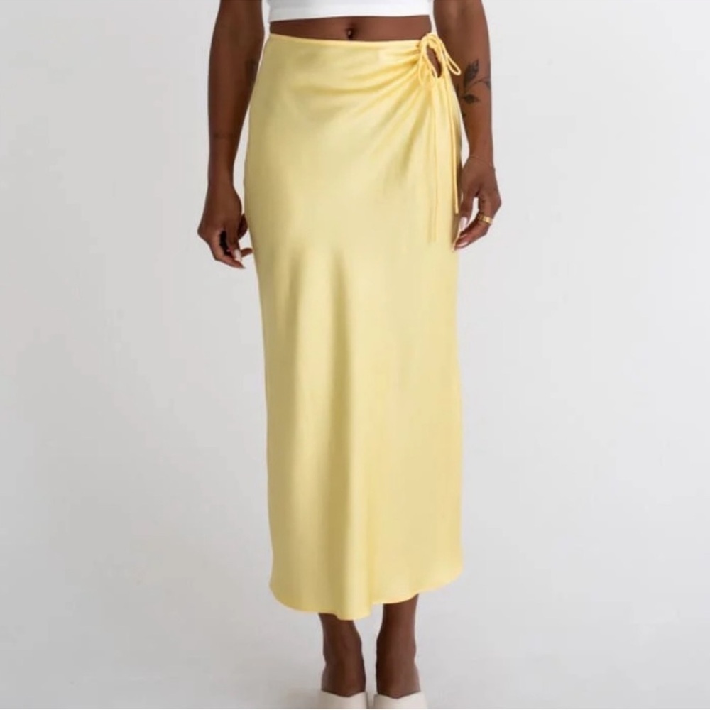 Rumored yellow satin mini skirt XS - Picture 2 of 6